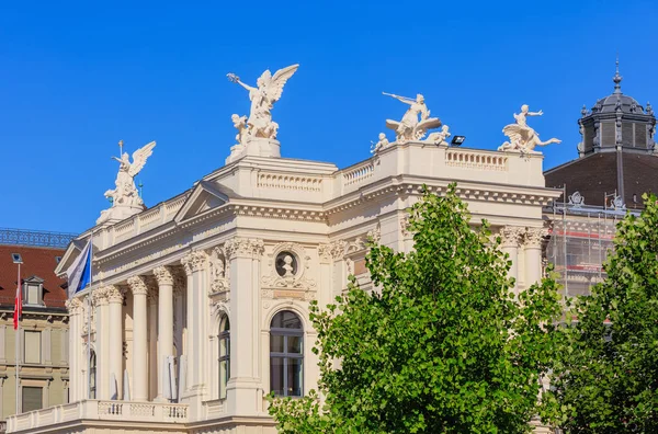 Övre delen av byggnaden som Zurich Opera House — Stockfoto