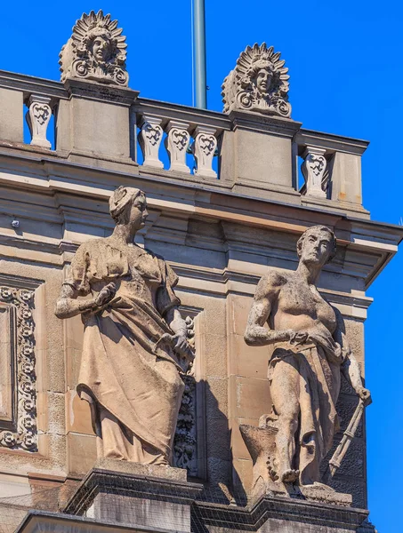 Sculptures on the facade of the Zurich Main railway station buil — Stock Photo, Image