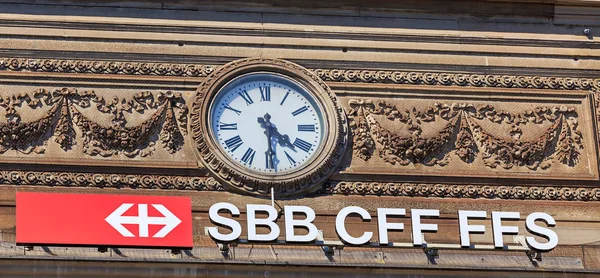 Relógio e o sinal da ferrovia federal suíça na fachada da principal estação ferroviária de Zurique — Fotografia de Stock