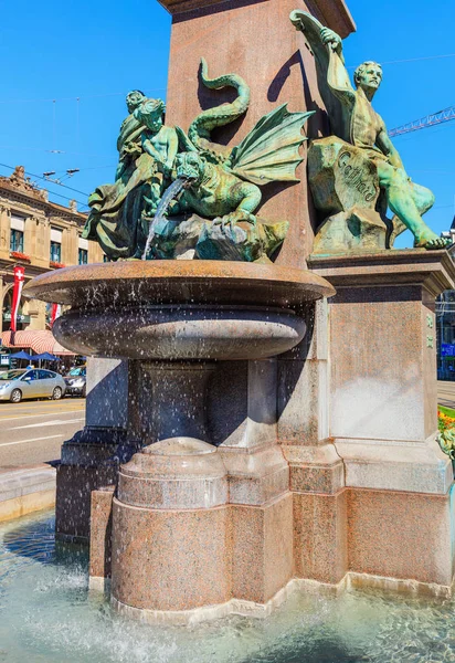 Fontána v suterénu památník Alfred Escher v Curychu, Švýcarsko — Stock fotografie