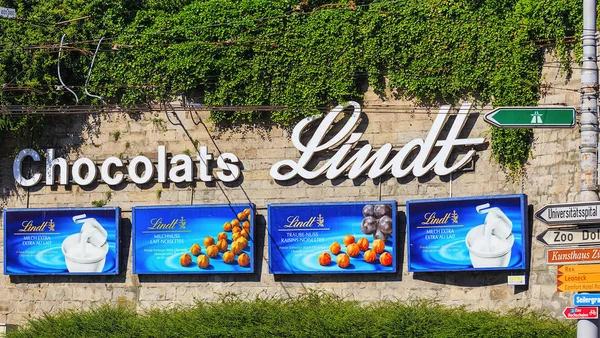 Zürih, İsviçre'deki merkezi kare taş bir duvara Paulene Lindt, reklam