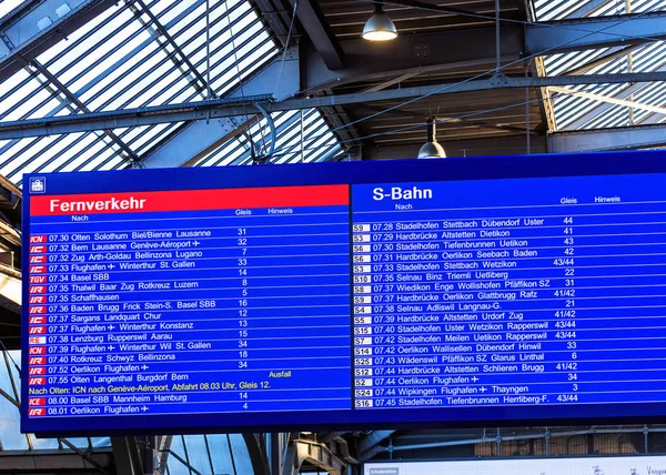 Arrival/Departure display at the Zurich main railway station — Stock Photo, Image
