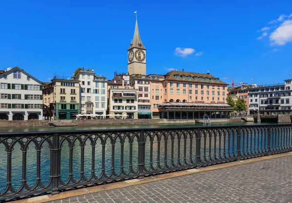Gebouwen langs de rivier Limmat in Zurich, Zwitserland — Stockfoto