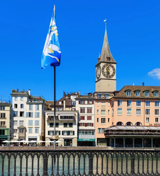 Zürih, İsviçre şehrine Limmat Nehri boyunca binalar — Stok fotoğraf