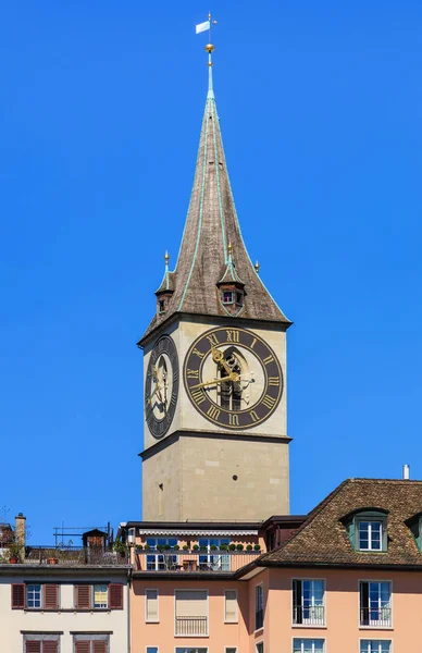 Klokkentoren van de St. Peter Church in Zurich, Zwitserland — Stockfoto