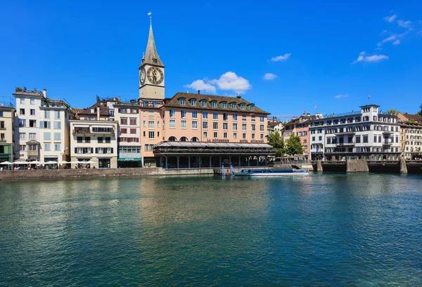 Der Limmatfluss und die Gebäude entlang des Flusses in Zürich, Schweiz — Stockfoto