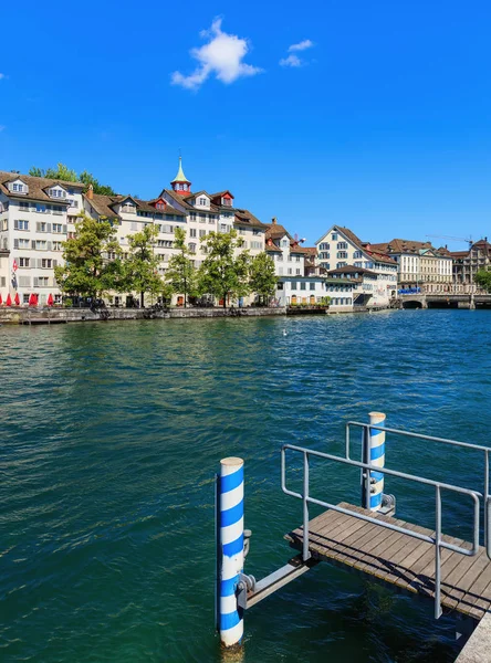 La rivière Limmat dans la ville de Zurich, Suisse — Photo