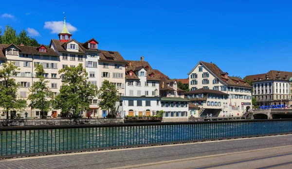 Edifícios da cidade velha ao longo do rio Limmat, na cidade de Zurique , — Fotografia de Stock