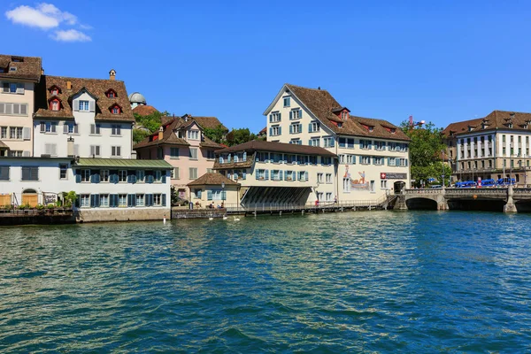 Rzeki Limmat i zabytkowe budynki wzdłuż niego w mieście Zurych, Szwajcaria — Zdjęcie stockowe
