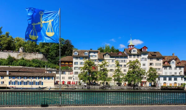 Gamla stan byggnader längs floden Limmat i Zürich, Schweiz — Stockfoto