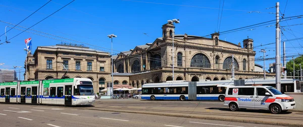 Edificio de la estación central de Zúrich, tráfico frente a ella — Foto de Stock