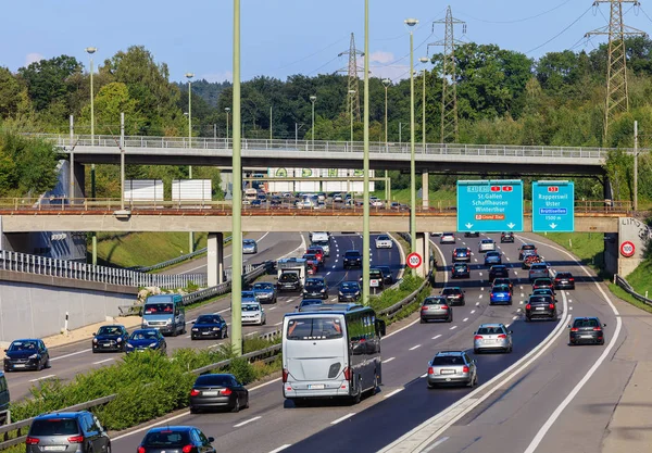 Verkeer op een Europese snelweg — Stockfoto