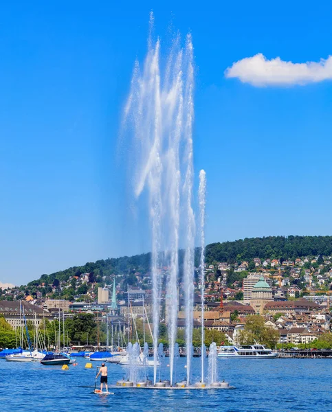 在瑞士的苏黎世湖上的喷泉 — 图库照片