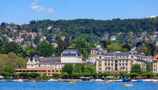 Gebouwen van de stad Zürich langs het meer van Zürich — Stockfoto
