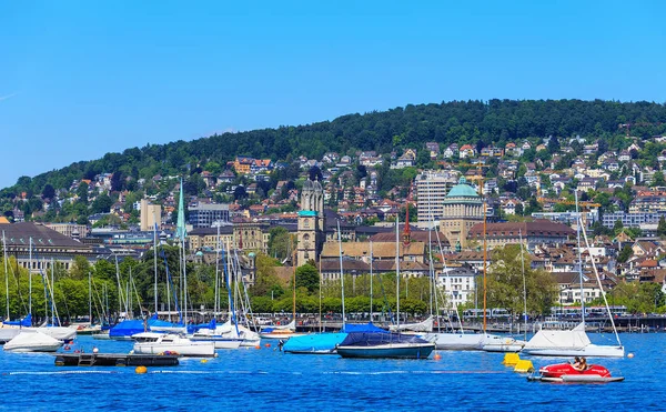 Bateaux sur le lac de Zurich, la ville de Zurich en arrière-plan — Photo