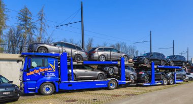 Bir araba taşıyıcı römork kamyon