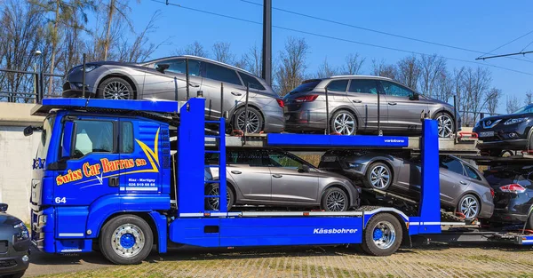 Bir araba taşıyıcı römork kamyon