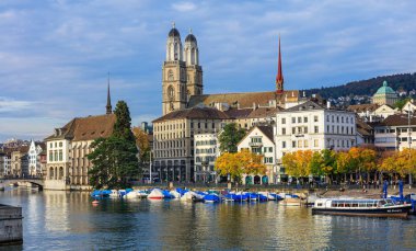 Zürih, İsviçre Limmat Nehri boyunca binalar