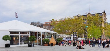 Zürih Zürih Film Festivali sırasında meydanda Sechselautenplatz