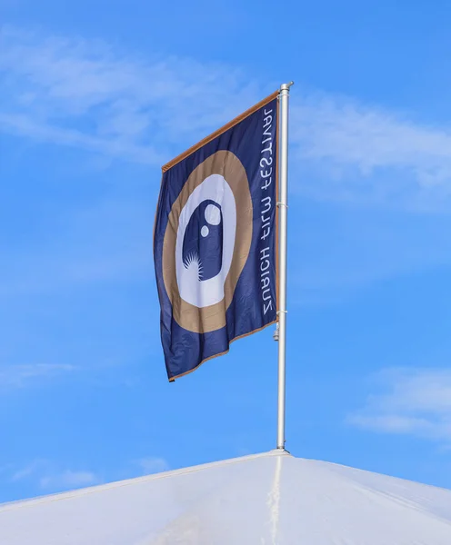 Bandeira do Festival de Cinema de Zurique contra o céu azul — Fotografia de Stock