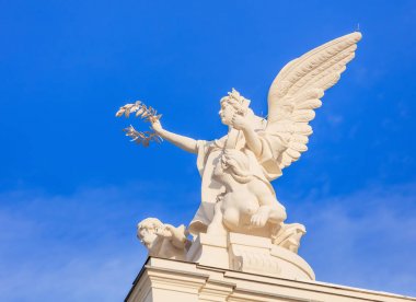 Zurih Opera Evi binanın tepesinde heykel