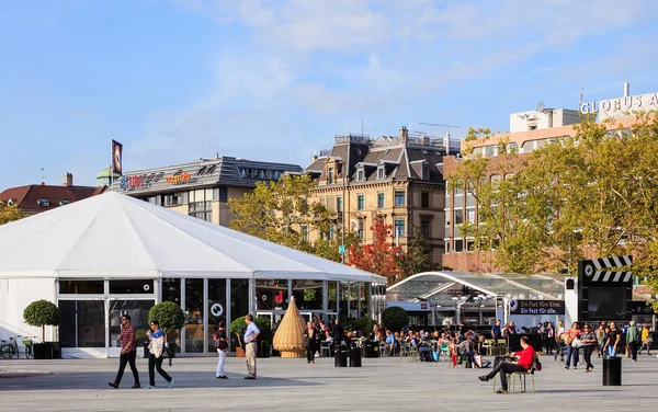 Zürih Zürih Film Festval sırasında meydanda Sechselautenplatz