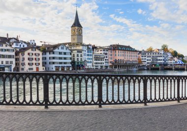 Zürih, İsviçre Limmat Nehri boyunca binalar