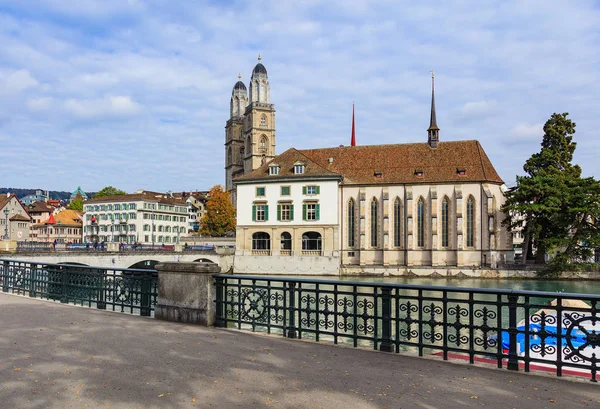 Épületek mentén, a Limmat folyó, Zürich, Svájc — Stock Fotó