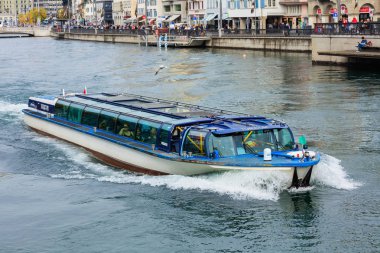 Zürih, İsviçre Limmat Nehri üzerinde tekne
