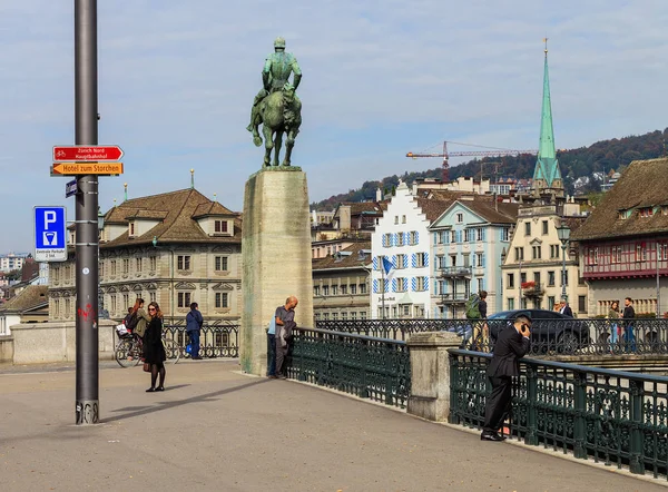 Buildings along the Limmat river in Zurich, Switzerland — Stock Photo, Image