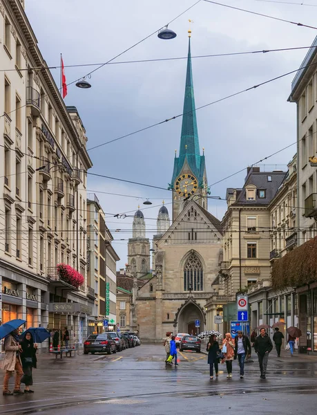 Zürih'te sokakta yağmurlu bir akşam