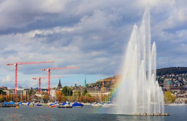 Zürih Gölü üzerinde çeşme