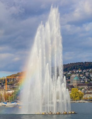Bulutlu akşam Zürih Gölü üzerinde çeşme 