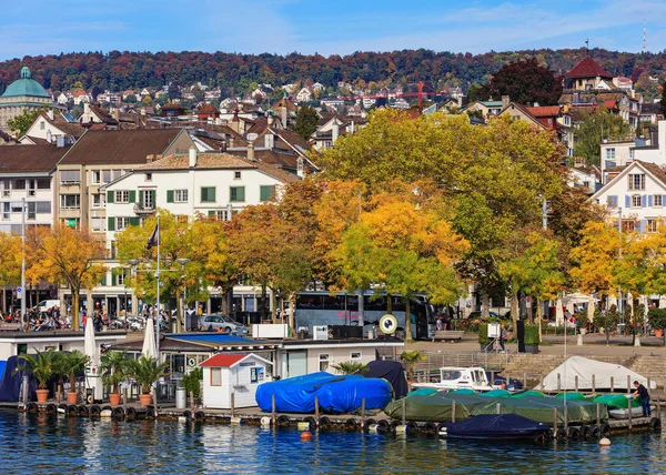 Dijk van de rivier Limmat in de stad Zürich — Stockfoto