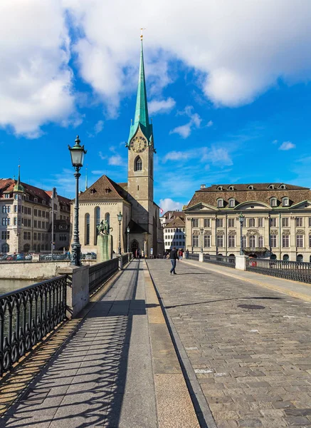 Zobacz wzdłuż Munsterbrucke most w Zurych, Szwajcaria — Zdjęcie stockowe