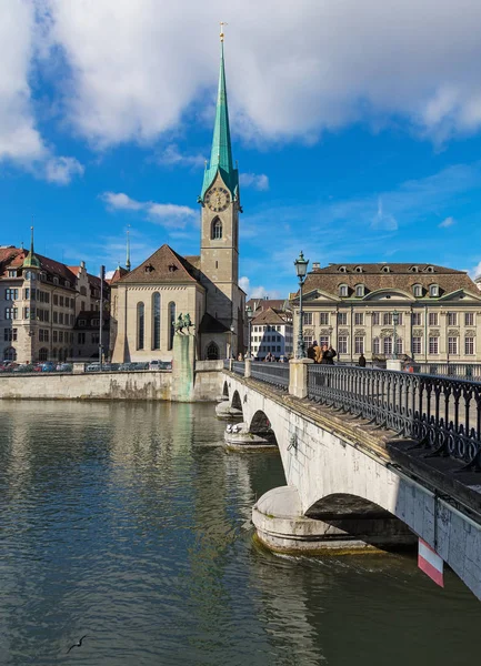 Vista ao longo da ponte Munsterbrucke em Zurique, Suíça — Fotografia de Stock