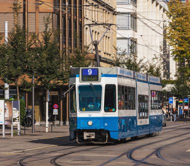 Zürih, İsviçre Bahnhofstrasse Caddesi'ndeki tramvay