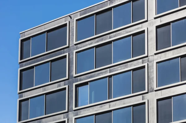 Partie de la façade d'un bâtiment moderne contre le ciel bleu — Photo