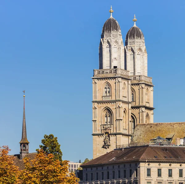 Torres da catedral Grossmunster na cidade de Zurique, Swit — Fotografia de Stock