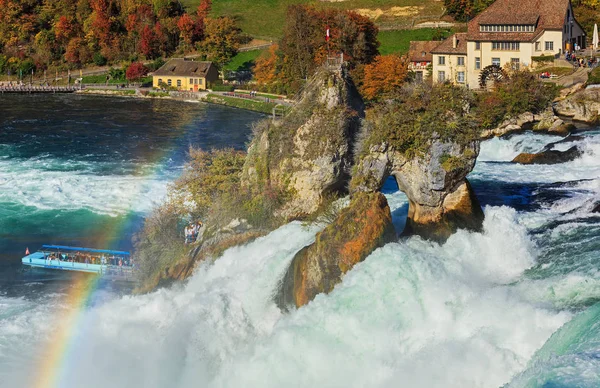 Regnbåge över Rhen Falls vattenfallet i Schweiz — Stockfoto