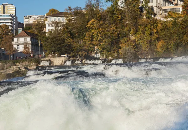 El río Rin justo encima de las cataratas del Rin en Suiza — Foto de Stock
