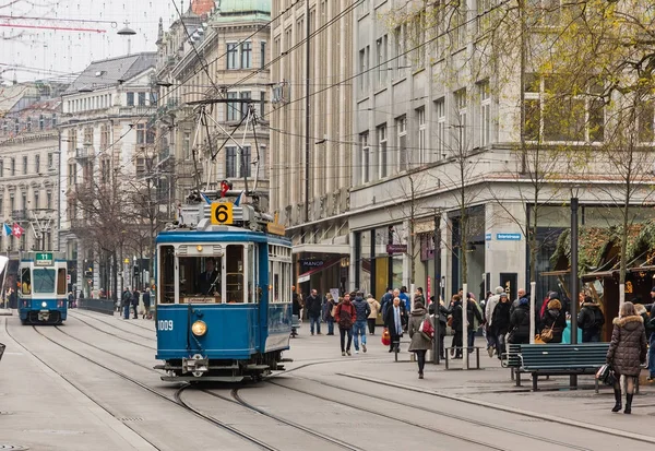 Трамваи на улице Банхофштрассе в Цюрихе, Швейцария — стоковое фото