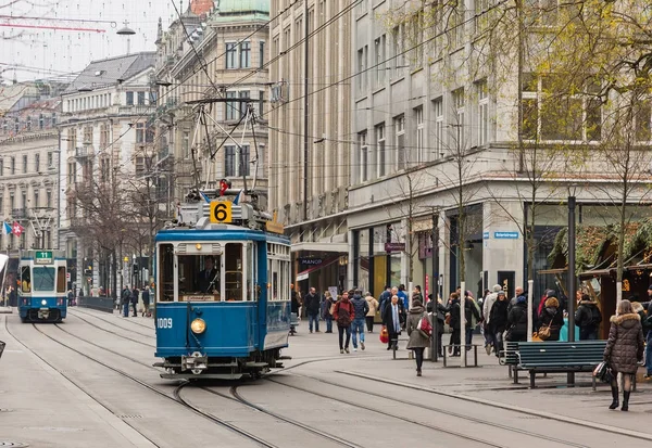 チューリッヒ、スイス連邦共和国のバーンホフ通りに路面電車 — ストック写真