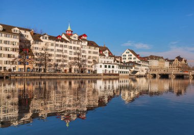 Zürih şehir kış Limmat Nehri boyunca tarihi binalar