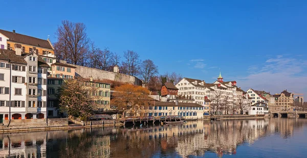 Edificios históricos de la ciudad de Zurich a lo largo del río Limmat en invierno — Foto de Stock