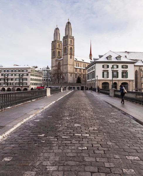 Vista a lo largo del puente Munsterbrucke en Zurich en invierno —  Fotos de Stock