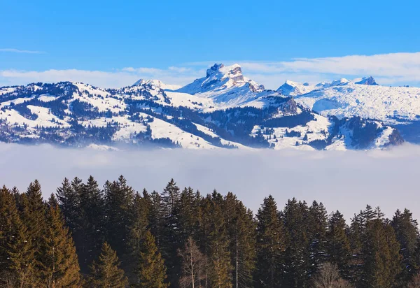 Χειμώνα θέα από Mt. Fronalpstock στην Ελβετία — Φωτογραφία Αρχείου