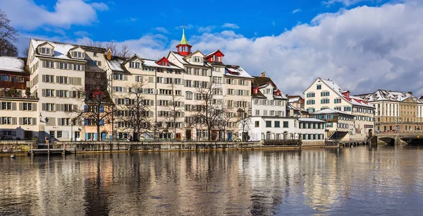 Исторические здания города Цюриха вдоль реки Лиммат — стоковое фото