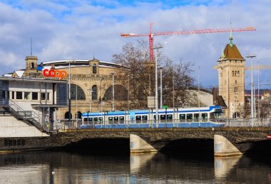 Zürih şehir kış bulutlu bir günde görüntüleyin