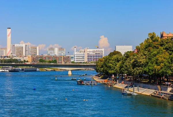 El río Rin en la ciudad de Basilea, Suiza — Foto de Stock